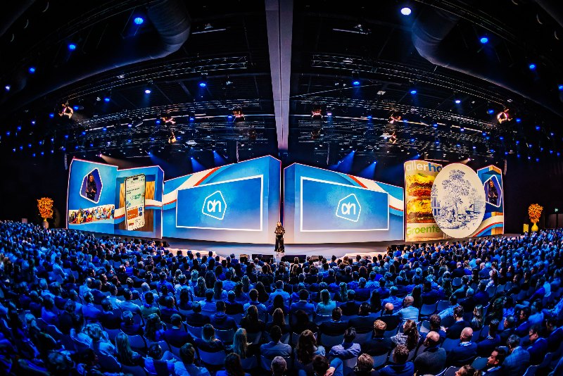 Albert Heijn Conference 2024: wide view of the main stage in Nieuwegein