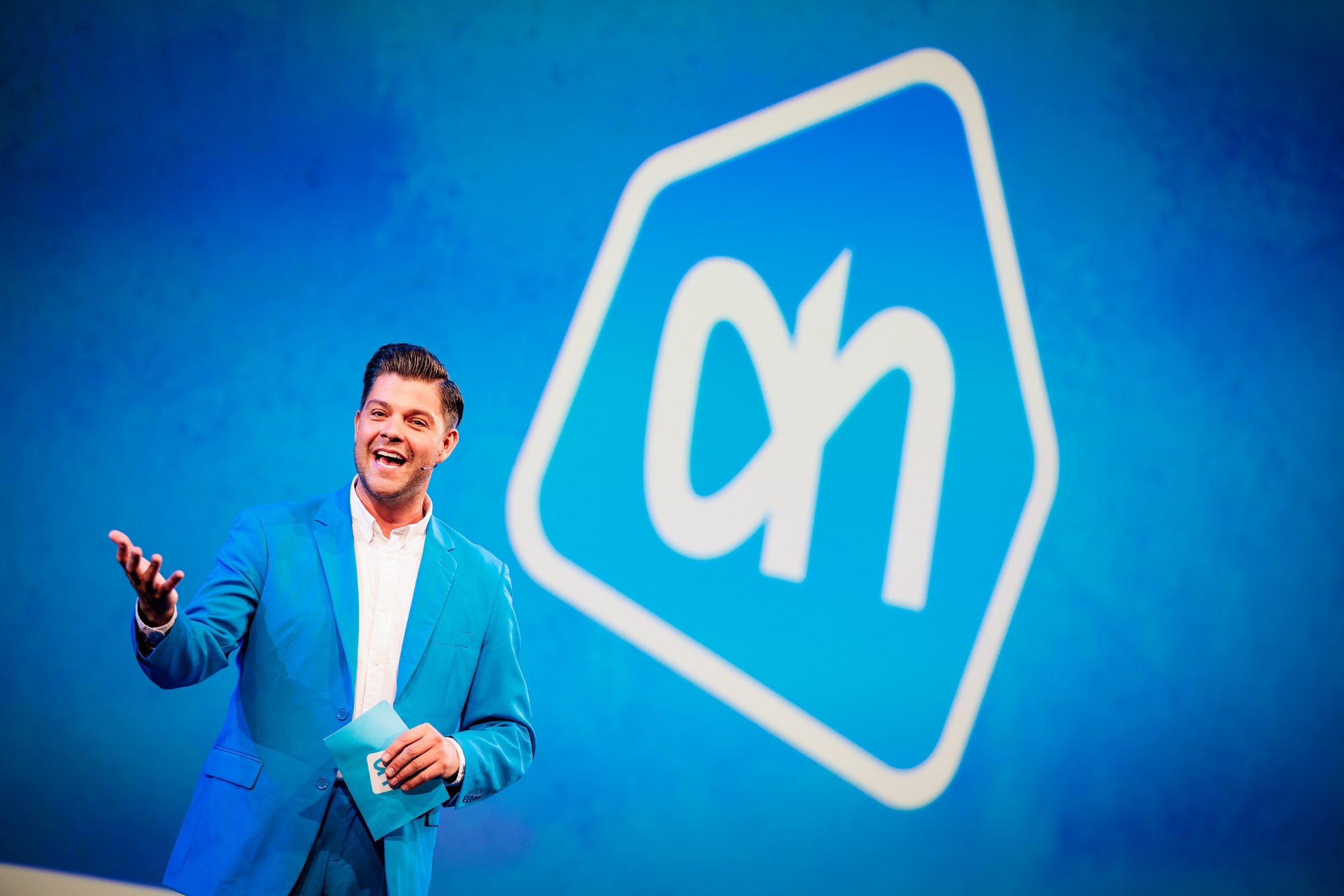 Albert Heijn Conference 2024: Arvin talking on the stage in Nieuwegein