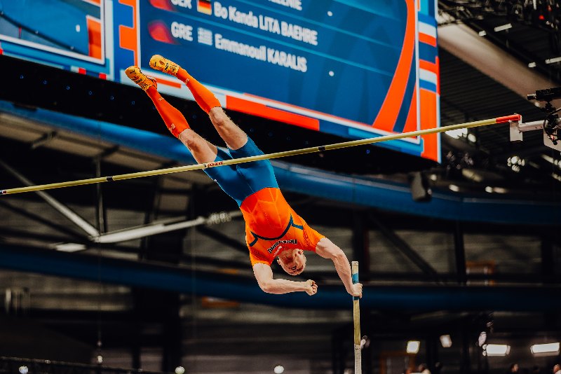 EK Atletiek 2025: Longpole jumper making the jump