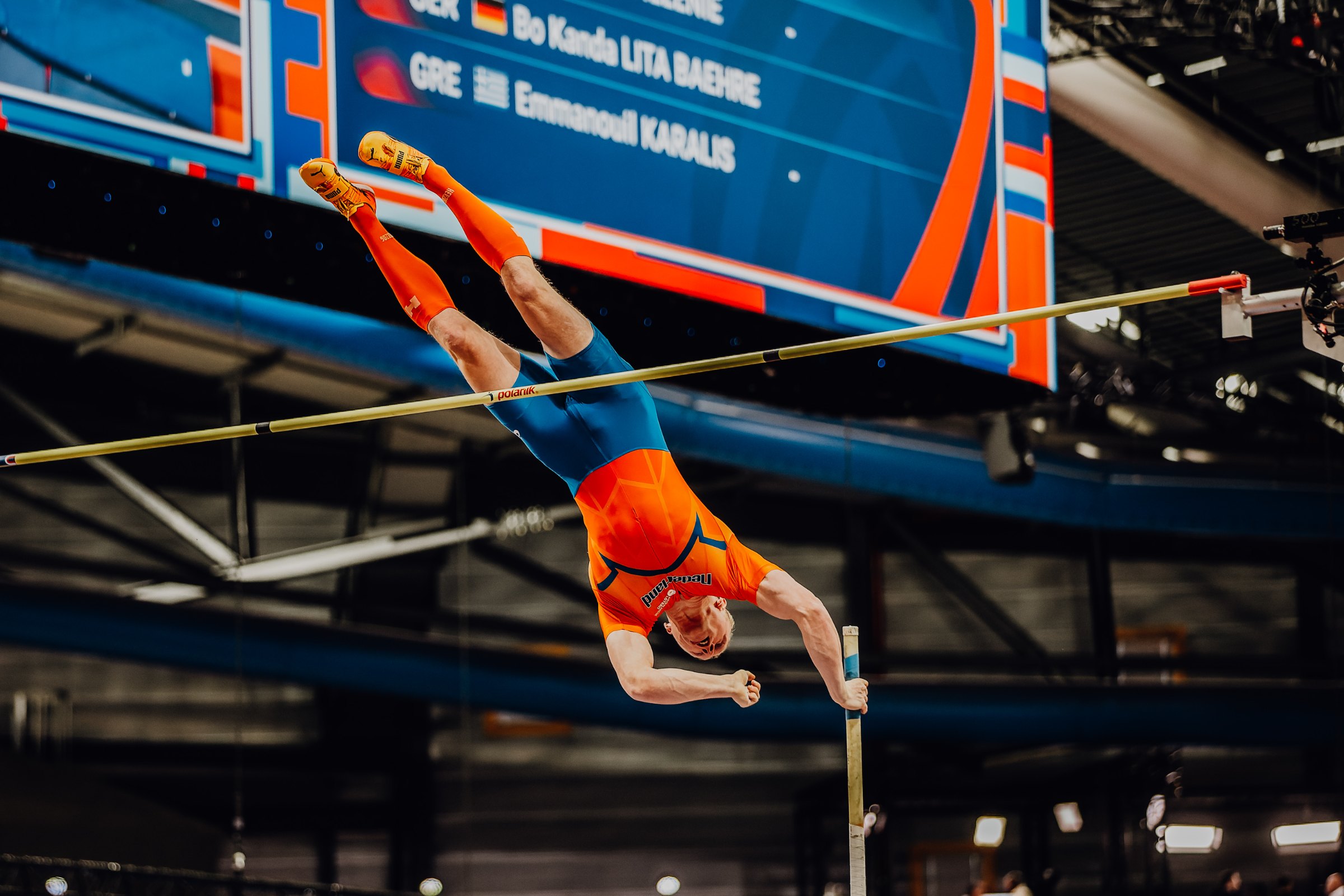 EK Atletiek 2025: Longpole jumper making the jump