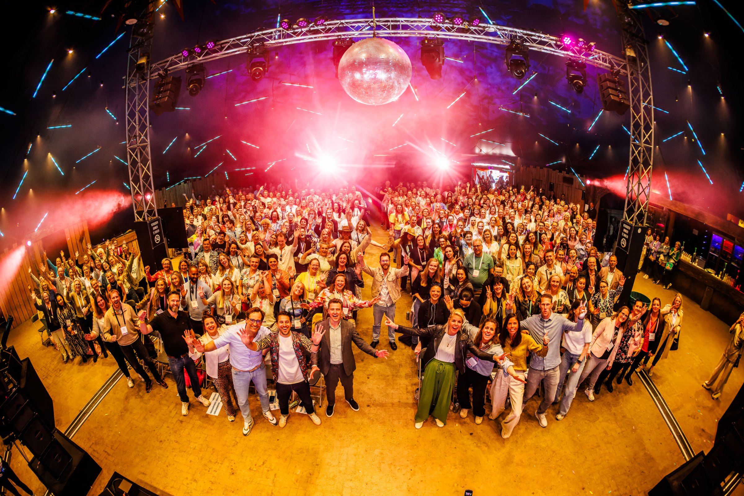 Etos Managerdagen 2026: Groupphoto of the main stage in Amsterdam