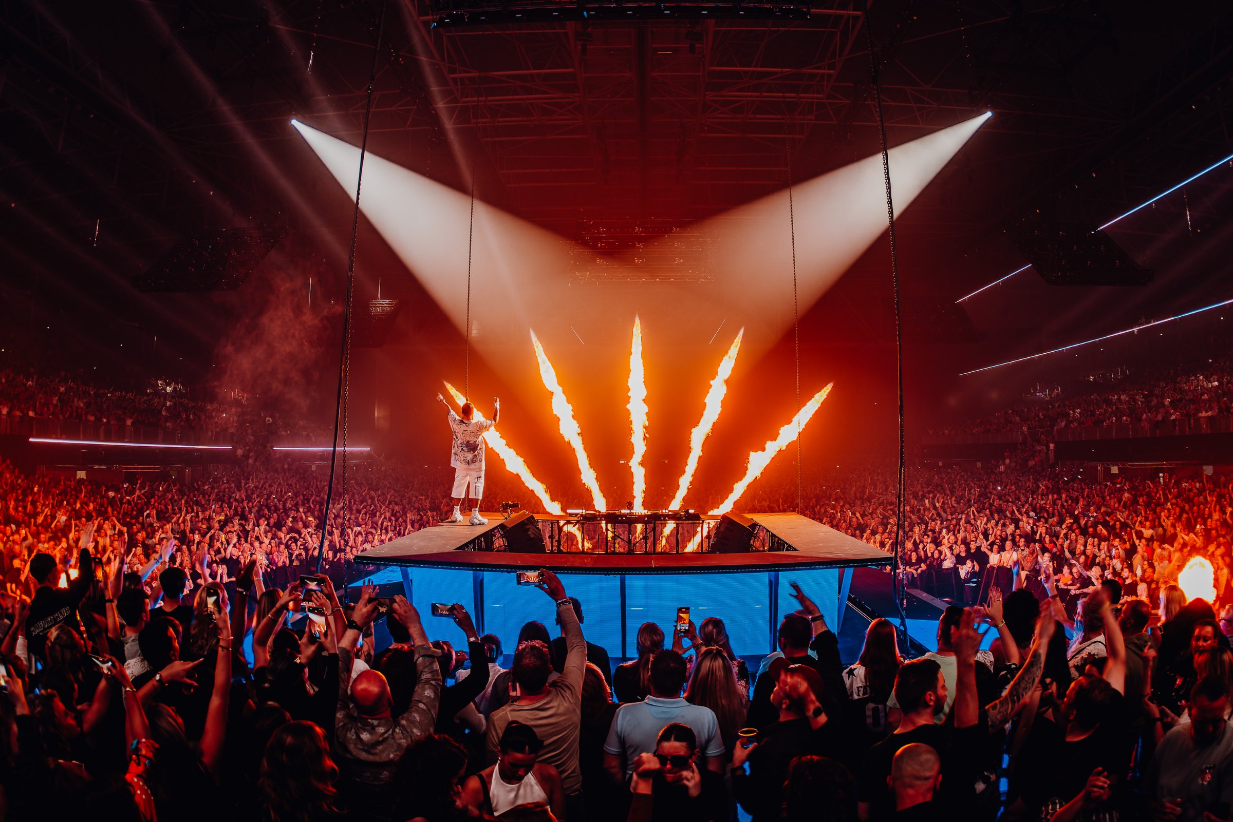 La Familia 2025: wide shot of the stage and the crowd in Gelredome