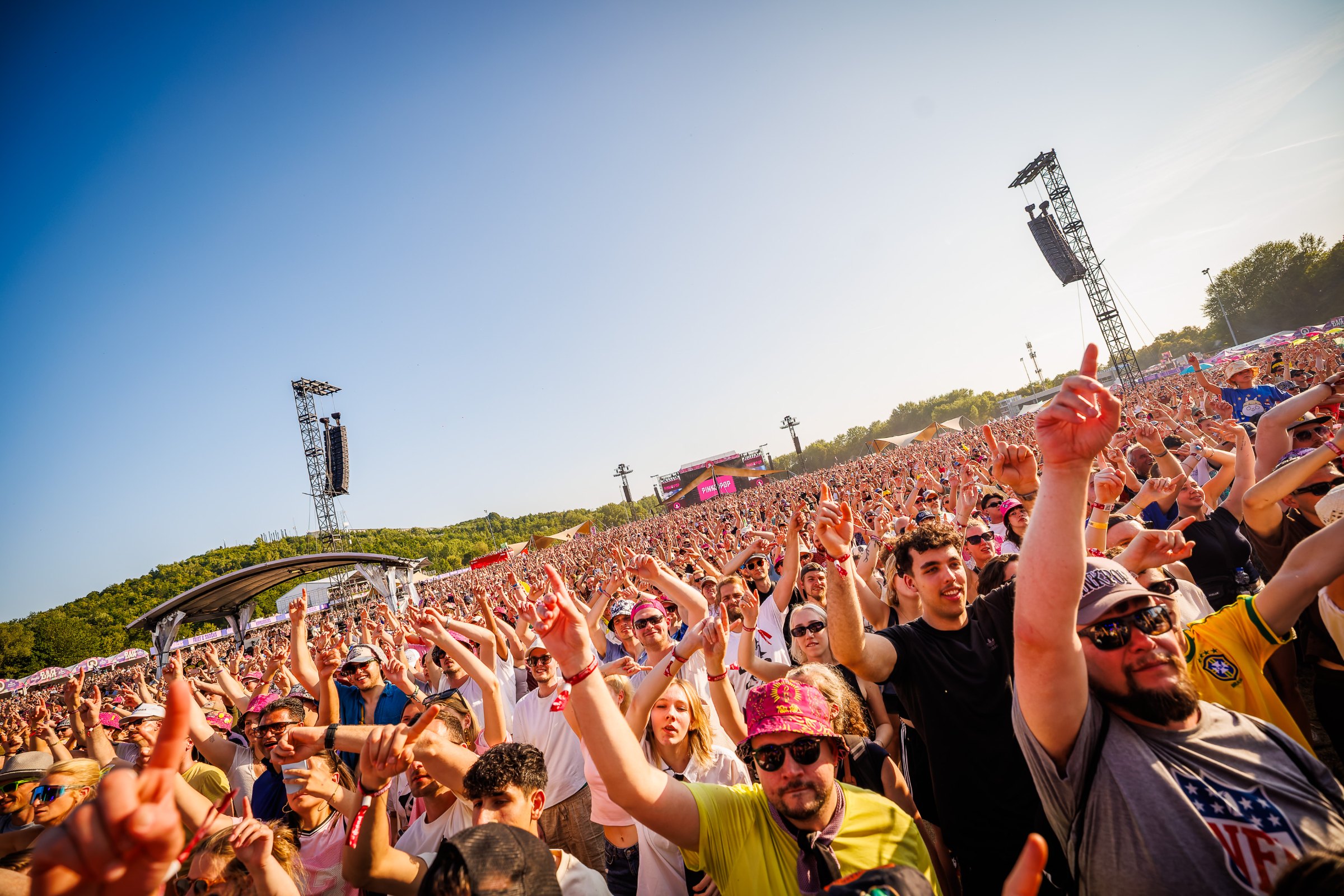 Pinkpop Festival 2025 2025: wide shot of the stage and the crowd in Landgraaf