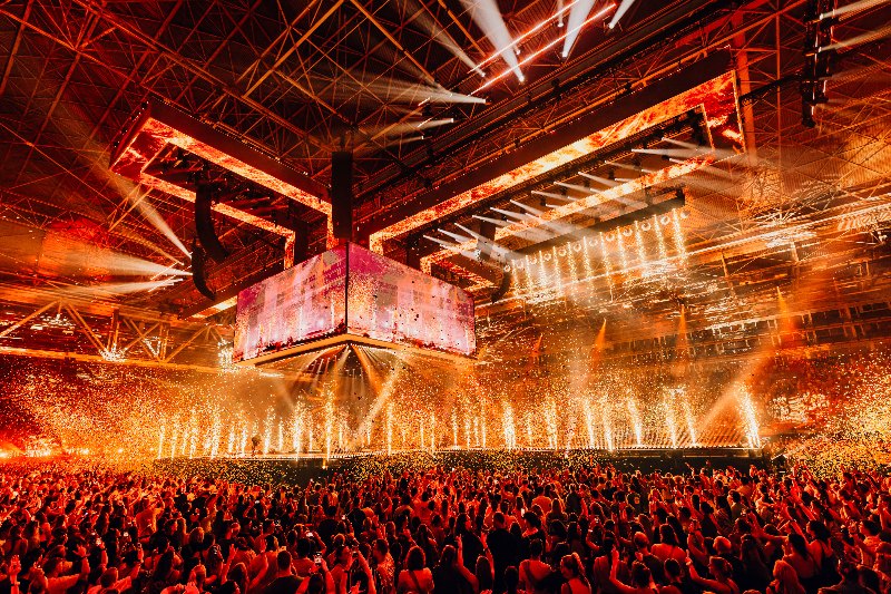 Suzan. & Freek Gelderdome 2025: Wide view of all the sfx and confetti