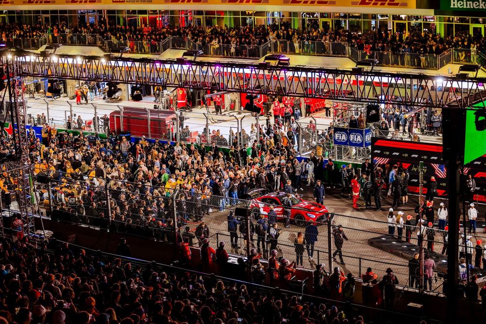 Pit lane and grandstand during the Las Vegas Grand Prix