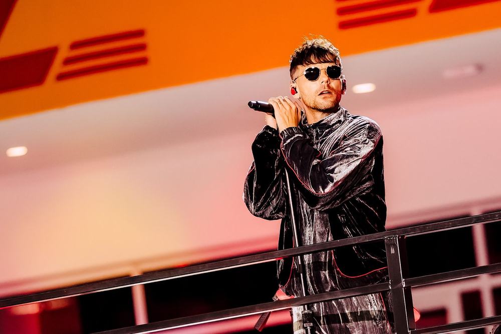 Performer with microphone and sunglasses at the Formula 1 Las Vegas Grand Prix
